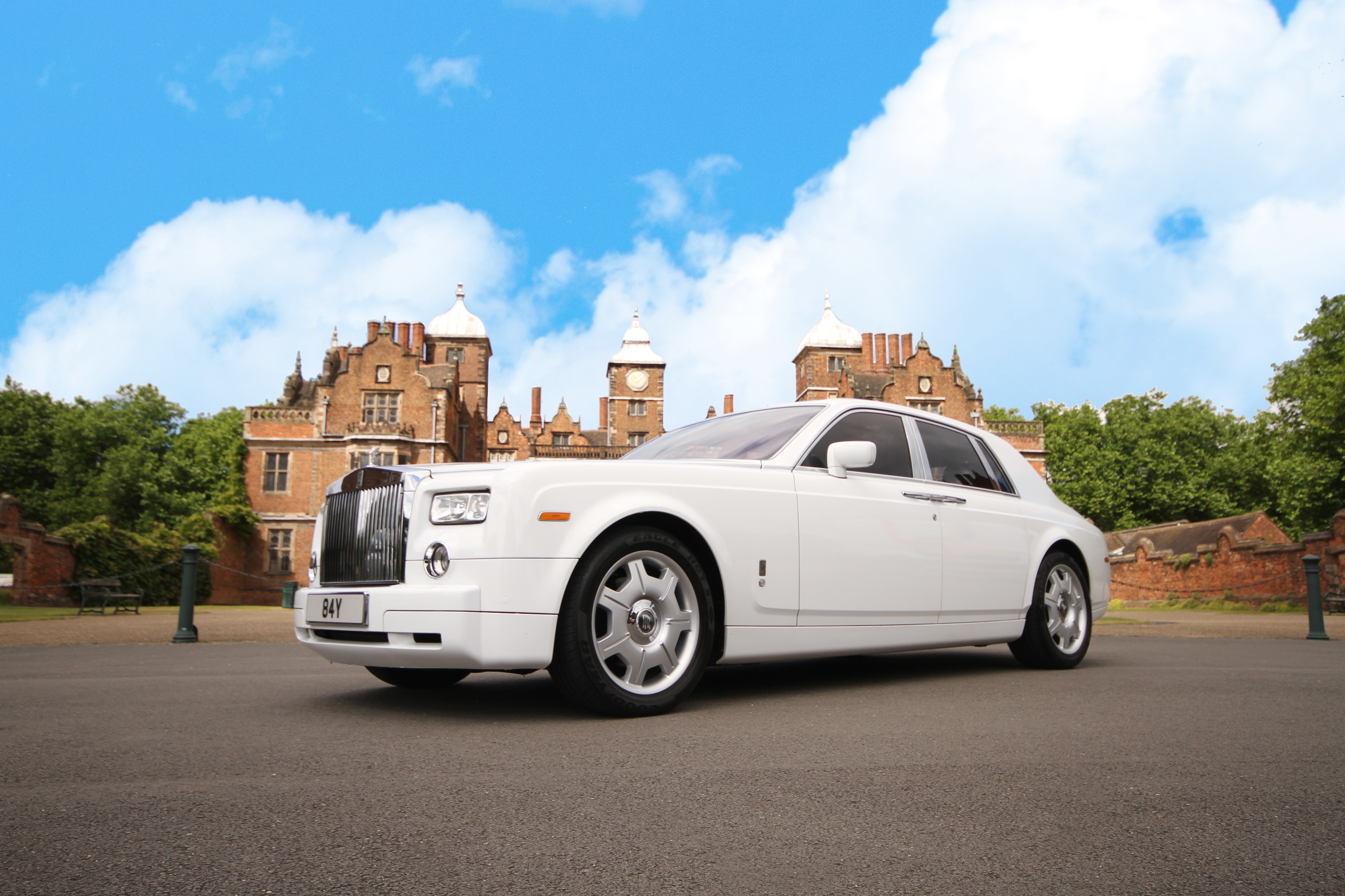 white rolls royce phantom 7 on a sunny day
